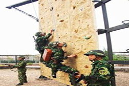 朗瑪戶外為開封某部隊安裝攀巖墻