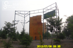 依附高空架攀巖墻