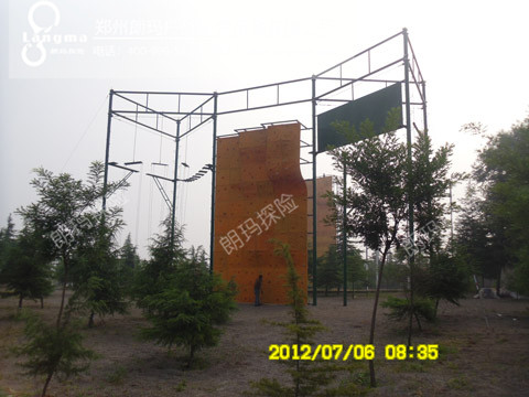 依附高空架攀巖墻