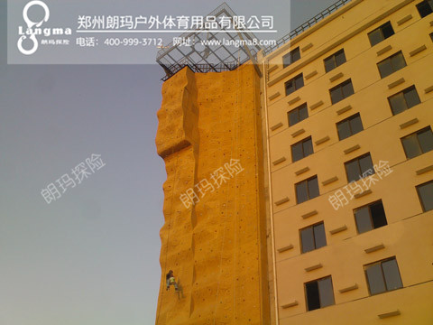 依附樓體式攀巖墻